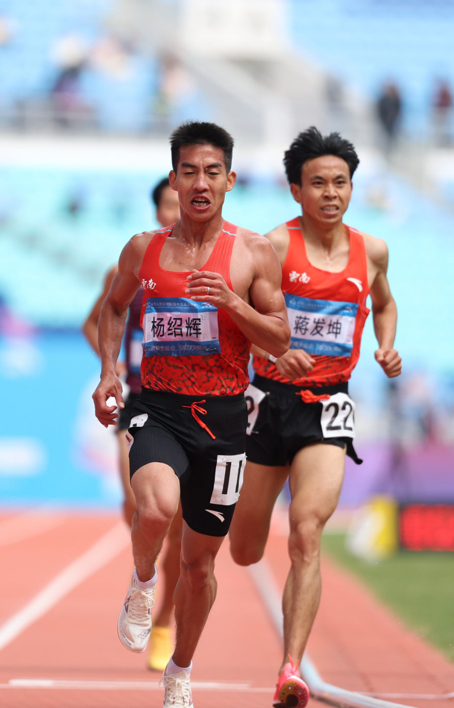 11月20日上午，第十五届全运会男子10000米决赛，云南队蒋发坤率先冲线斩获金