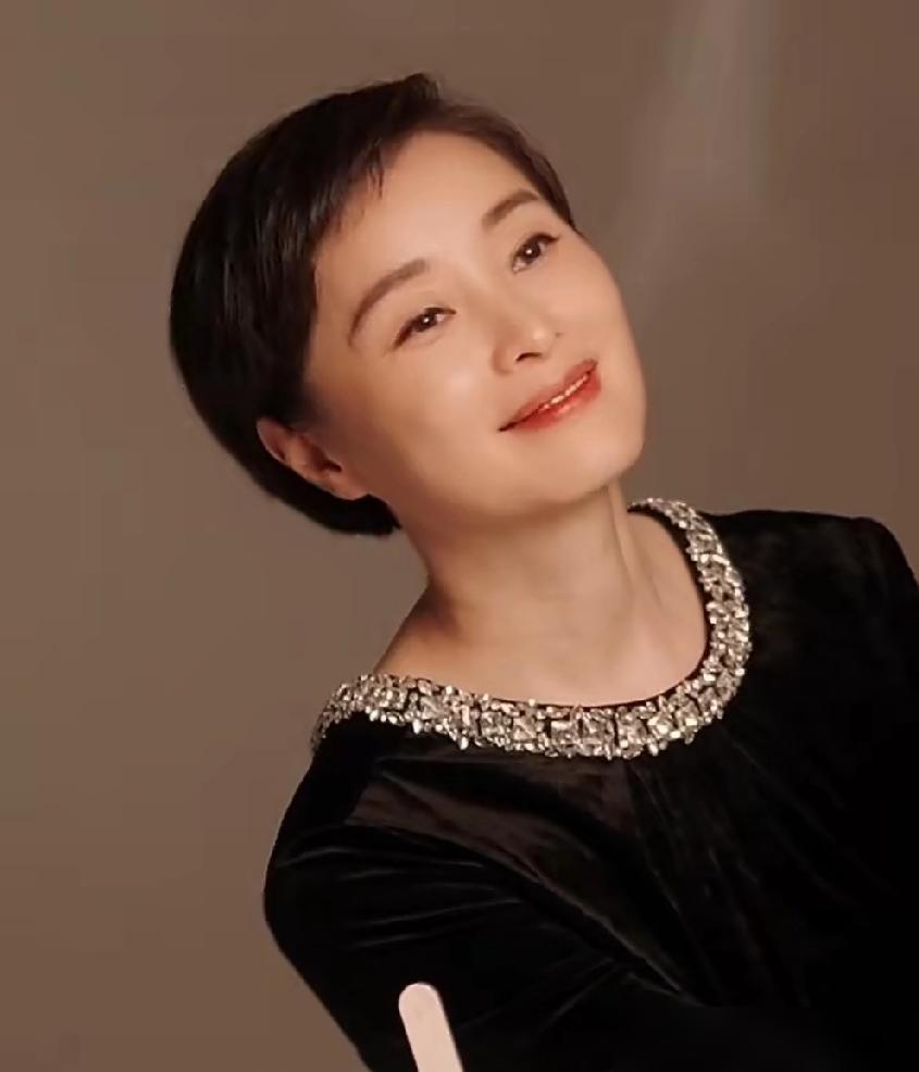 都搞错了，辛柏青根本不是在拒绝新欢。他是在拒绝被活活肢解。
三十年的命，早就长