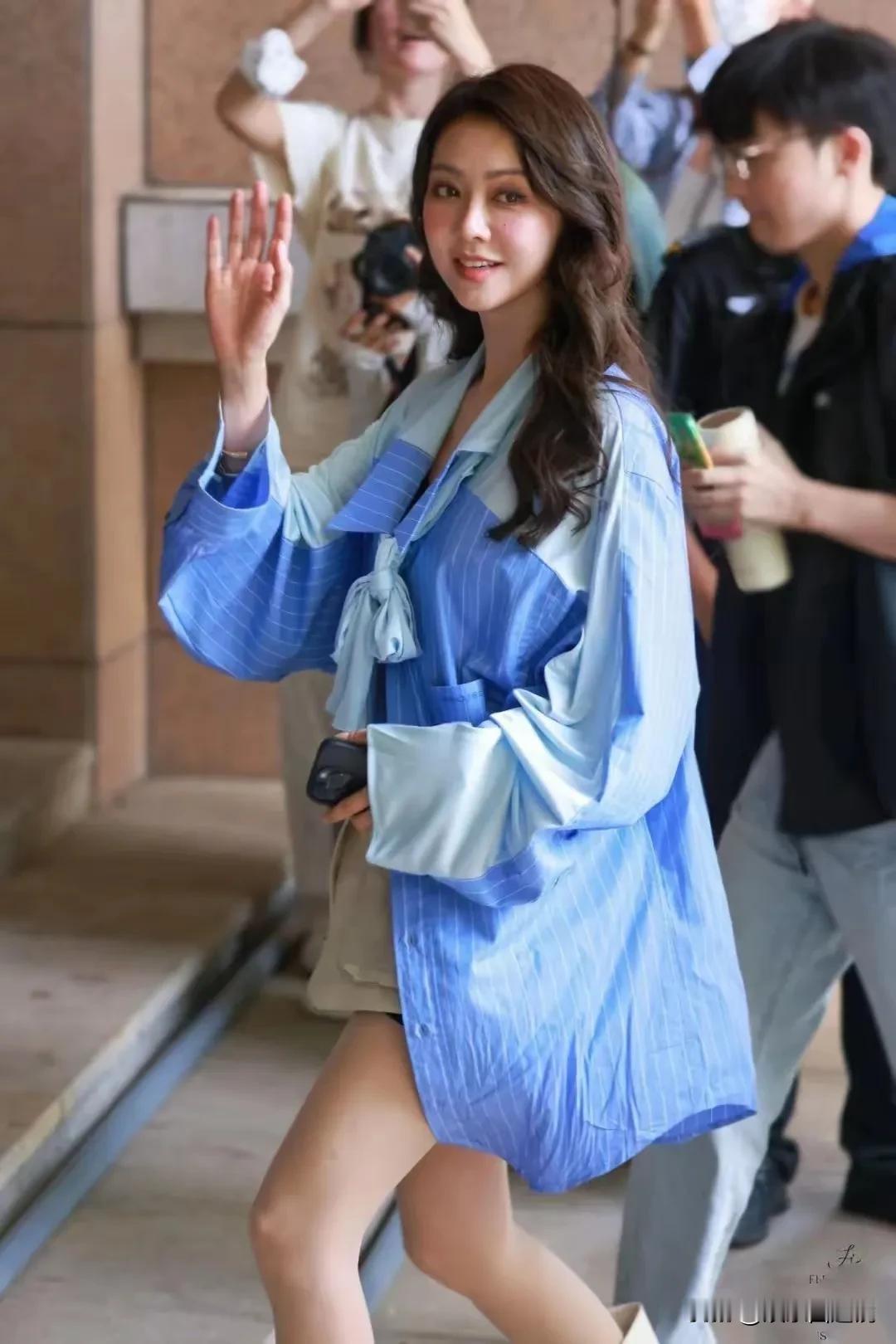 照片中这个女人的颜值很能打，43岁了，看起来仍像少女一般，有逆生长的趋势，实在让