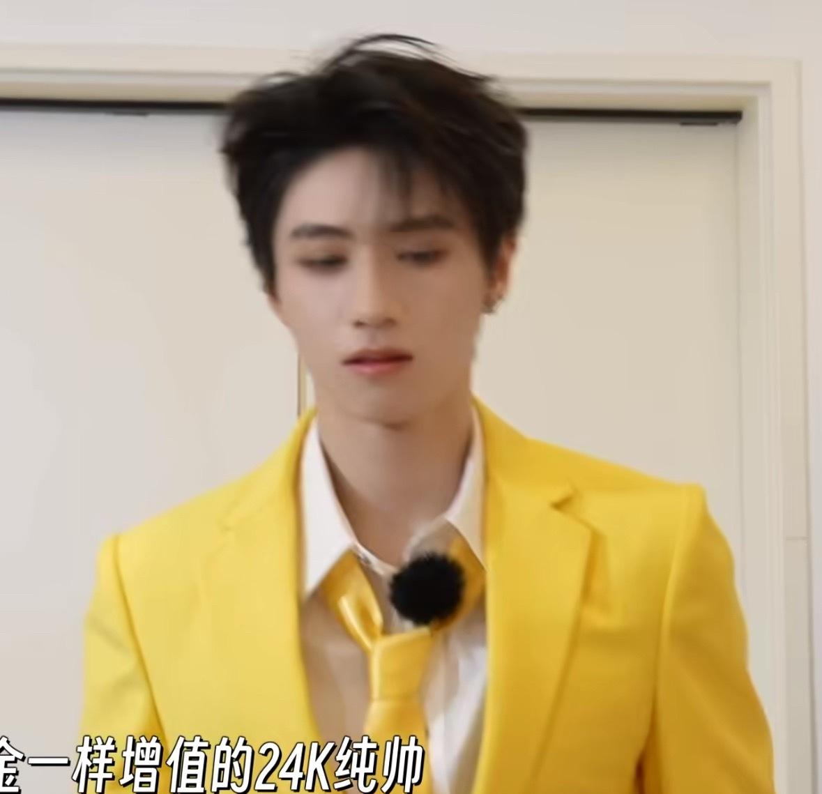 这件黄西装明明很黄
不知道为谁加的滤镜把黄搞得这么淡 ​​​