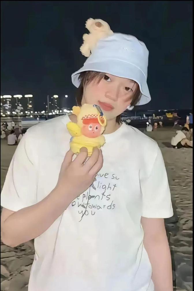 全红婵这妹子最近画风突变啊，感觉像是要彻底摆烂当个普通人了。

你看她最近晒的美
