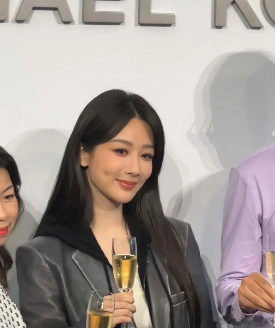 没有铁刘海的杨紫更美哦 ​​​