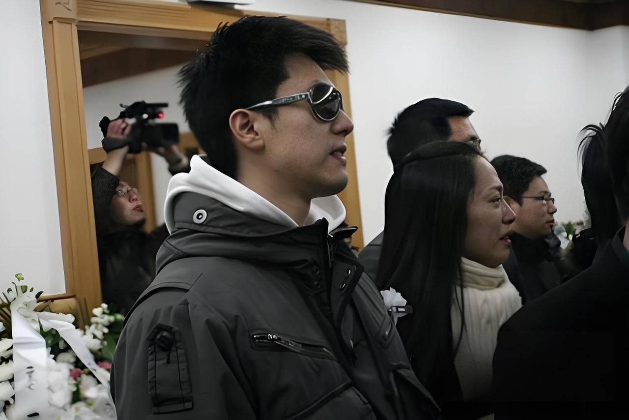 姚晨参加好友潘星谊葬礼，一张罕见的留影，这张照片拍摄于2009年，画面里戴墨镜的