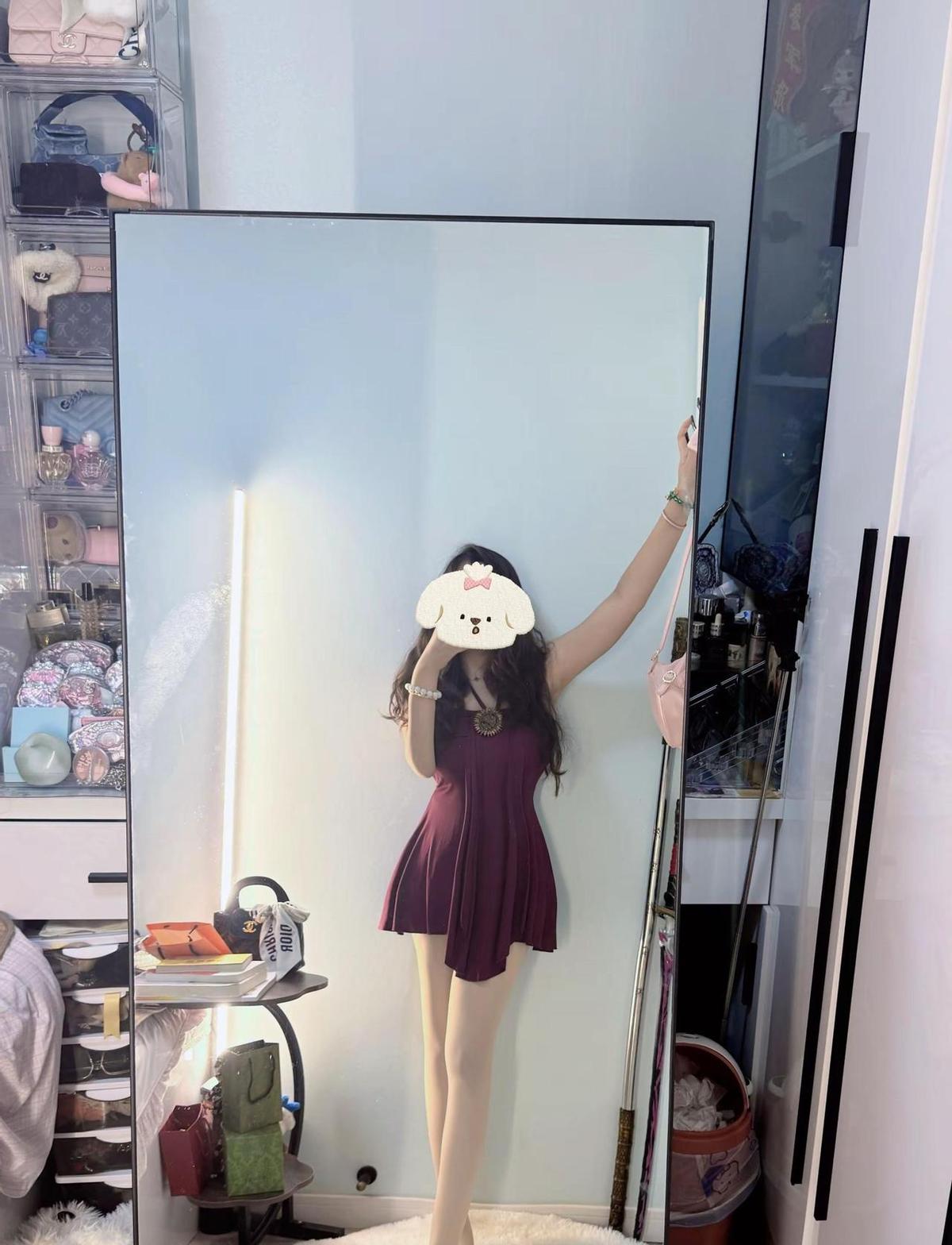 JK裙摆一晃，手一伸，说“分我一只手牵牵”——这事儿，教育部认了。
以前穿得甜一