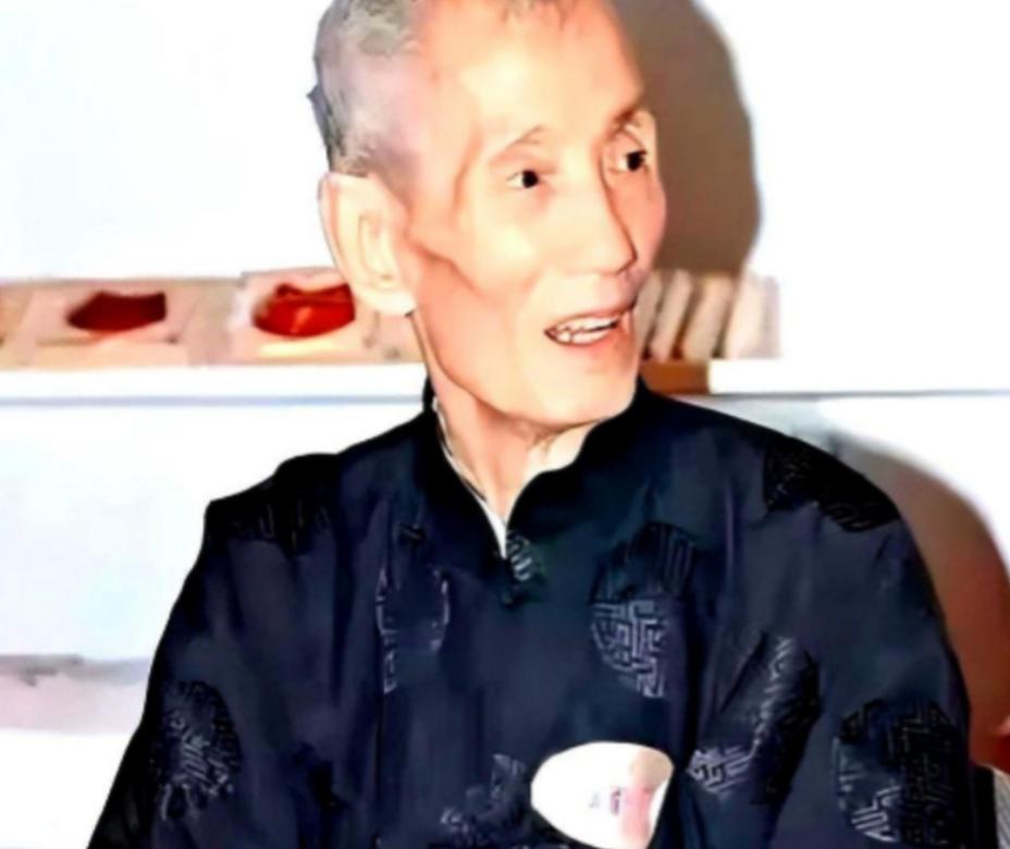 香港有个叫陈朗的风水师，2003年他最后的日子里，病房里挤满了人，都是身价过亿的