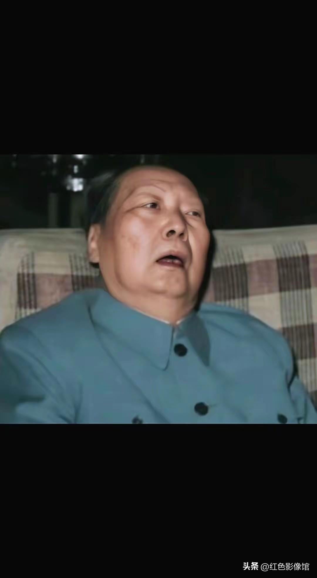 这是后期彩色修复的纪实照片，毛主席身着浅蓝色中山装倚靠格纹布艺靠垫，目光悠远沉静