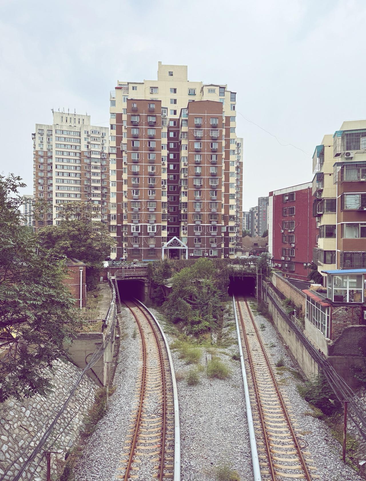 太平湖基地是北京地铁2号线的车辆段，主要用于车辆的停放、检修和维护等工作，有几节