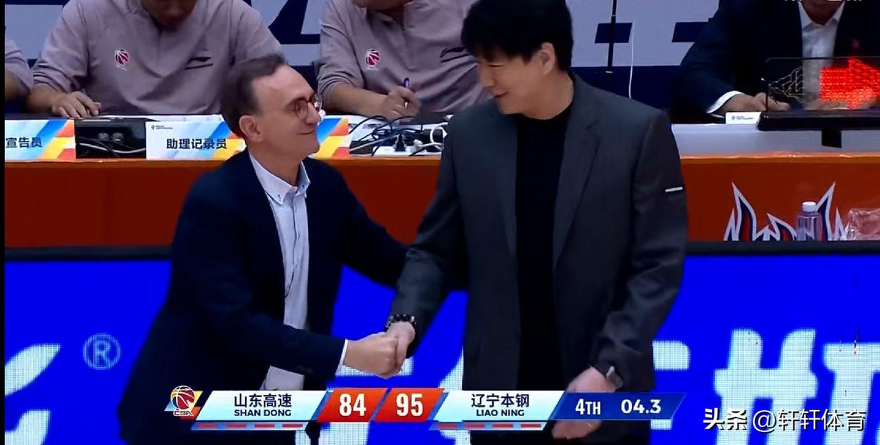 山东男篮首场比赛主场84-95不敌辽宁男篮，直接把有些球迷给打破防了，现场有组织