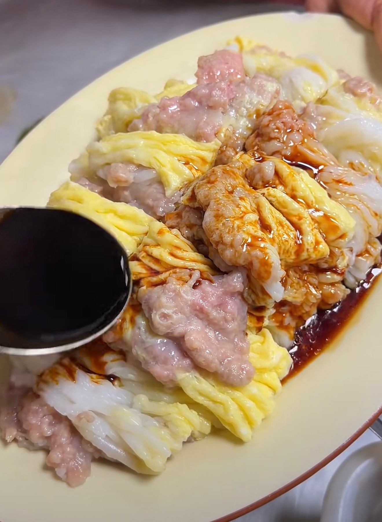 奇怪了，广东的特色早餐是肠粉，但是呢，几个广东同事都是吃包子，没有看到他们怎么吃