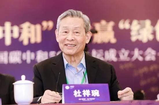 以后扔垃圾再也不会有负疚感了！刷到央视新闻，深圳埋了110米高的垃圾挖出来烧了，