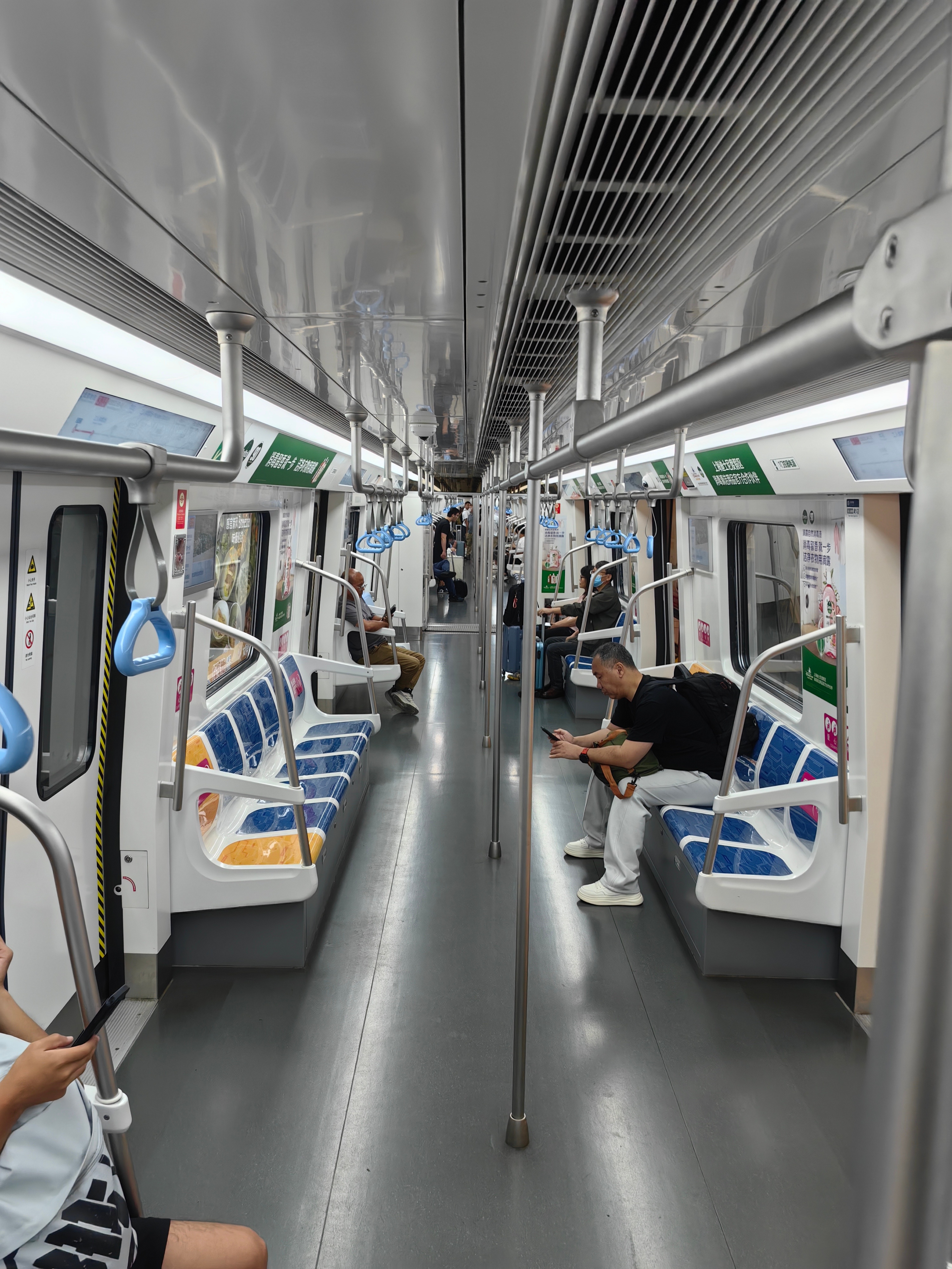 疲惫滴钻进深夜地铁～旅行家