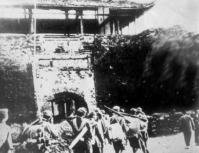 1949年4月23日，晨光穿透硝烟，中国人民解放军踏着朝阳，从集贤门、枞阳门整队