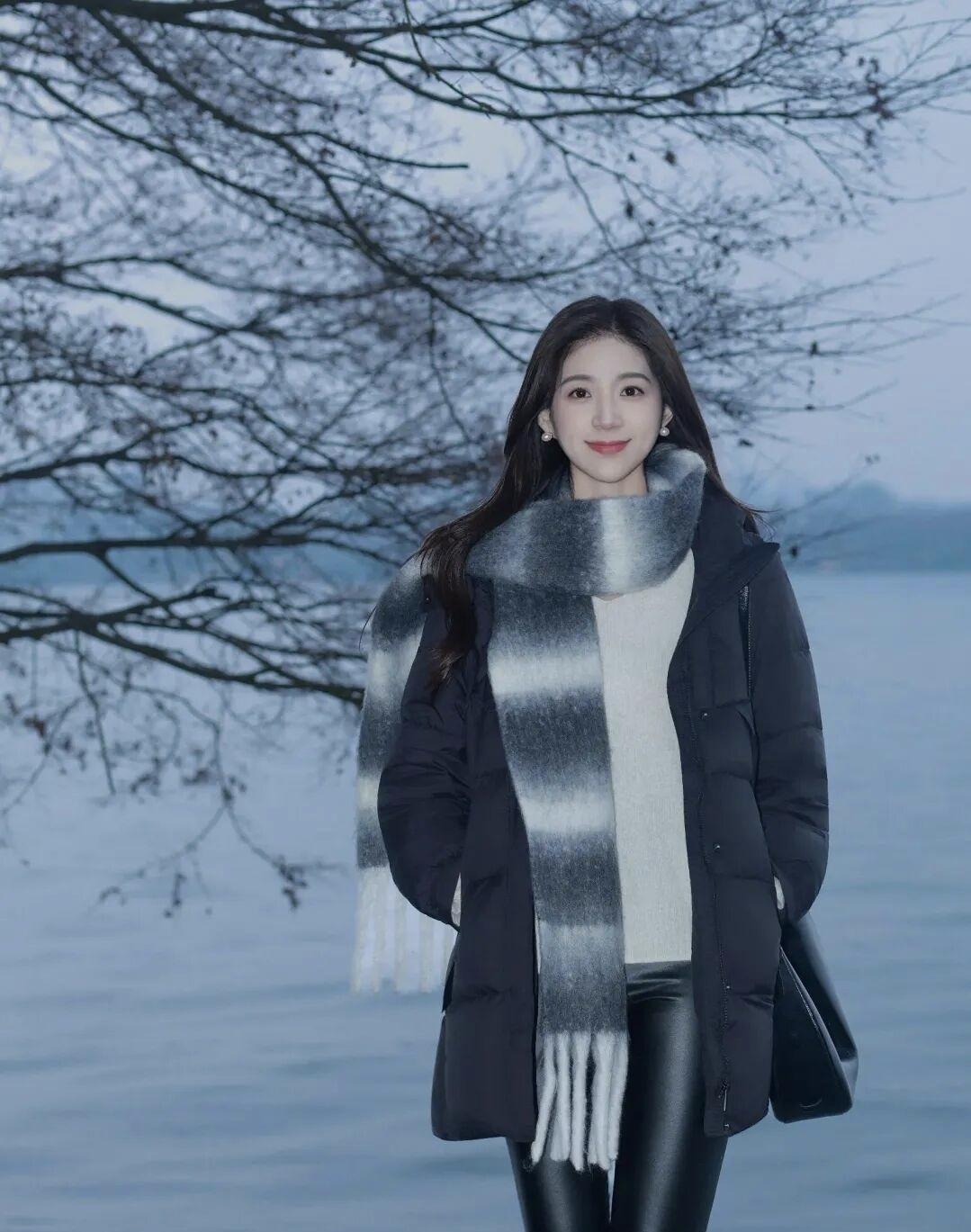 冬日湖畔的清冷氛围感拉满，裹紧围巾和羽绒服，在枯枝与湖水间邂逅独属于冬天的温柔～