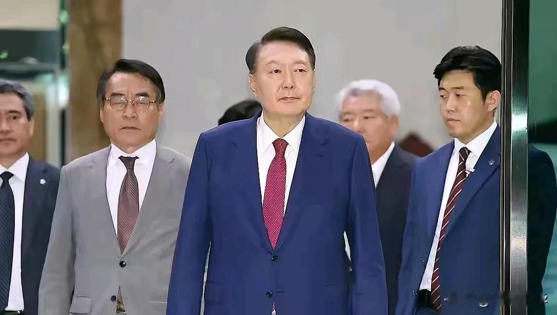 风光一去不复返
发布戒严后，弹劾、罢免、逮捕、审讯接踵而至，后续的自由行动越来越