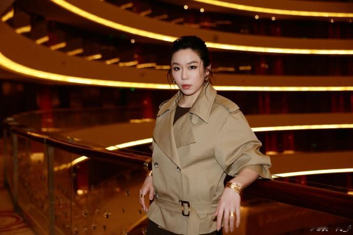 贾一凡石宇奇合照 参加世界羽联世界巡回赛总决赛欢迎晚宴，晒图并配文“姐就得有姐范