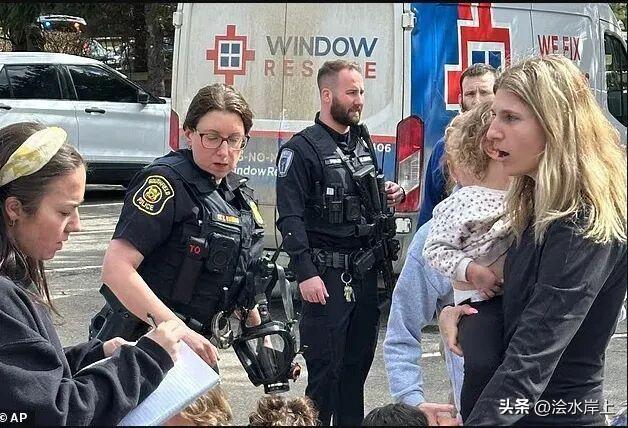 特朗普震怒，FBI介入。美密歇根州底特律郊区，一名男子开卡车径直冲撞一犹太教堂（