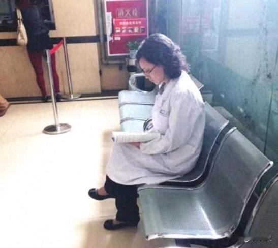 坐走廊800天，不接诊，同事躲避，10年过去她还好吗
 
四川绵阳一家医院的走廊