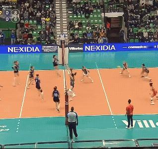 看了五六遍，不服不行[赞]，朱婷的调整攻，堪称她的拿手好戏！
原来朱婷的欧冠首秀