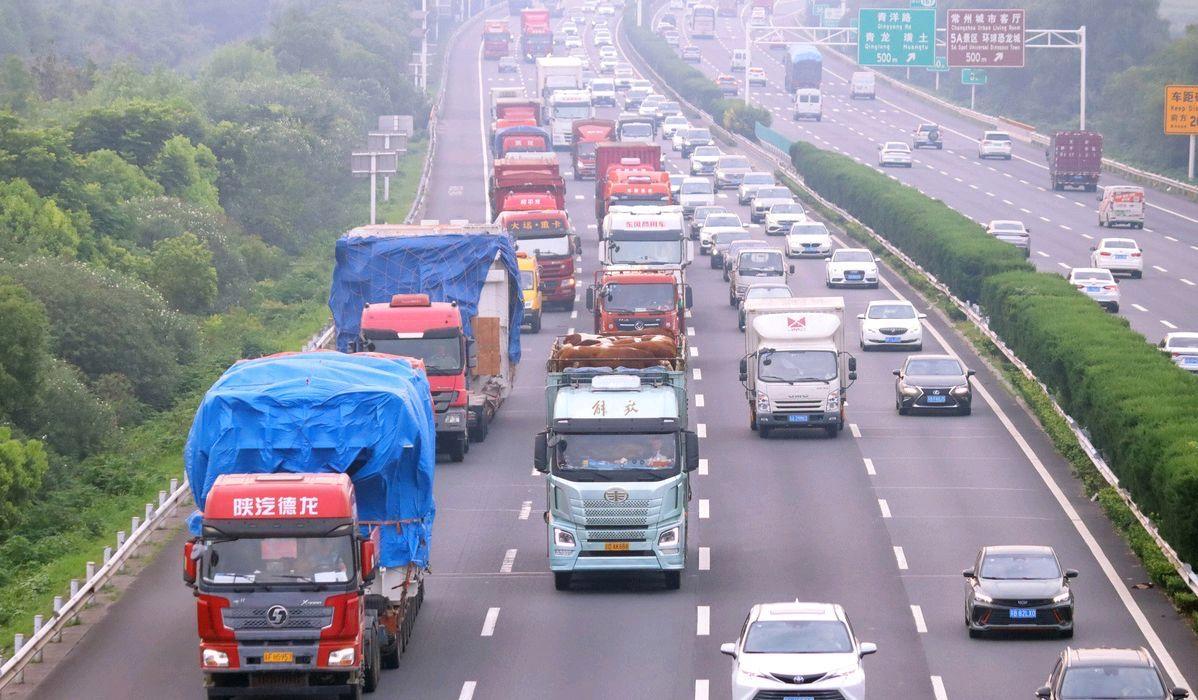 最近网上很多人讨论：中国高速8年亏了6万亿，美国高速却免费还能赚钱。这是怎么回事