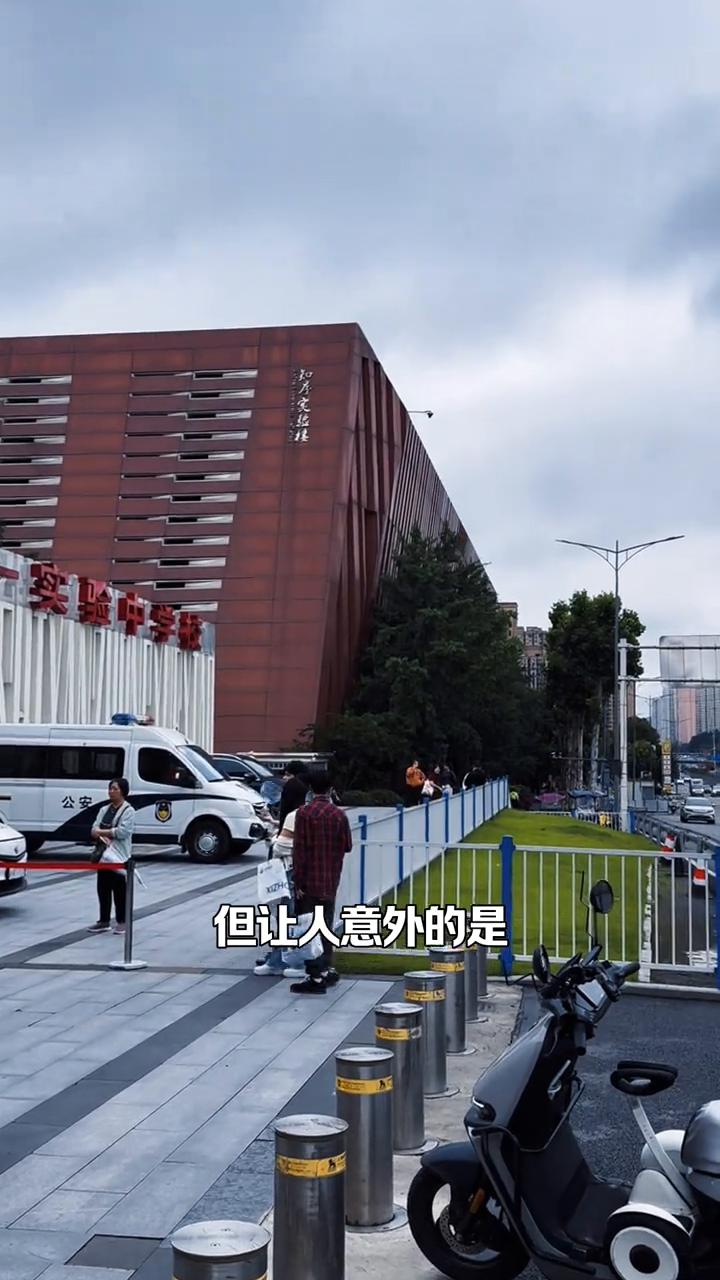 高新区的家长全重庆最佛系。
高新区的家长绝对是全重庆最佛系的家长。今天是高考第二