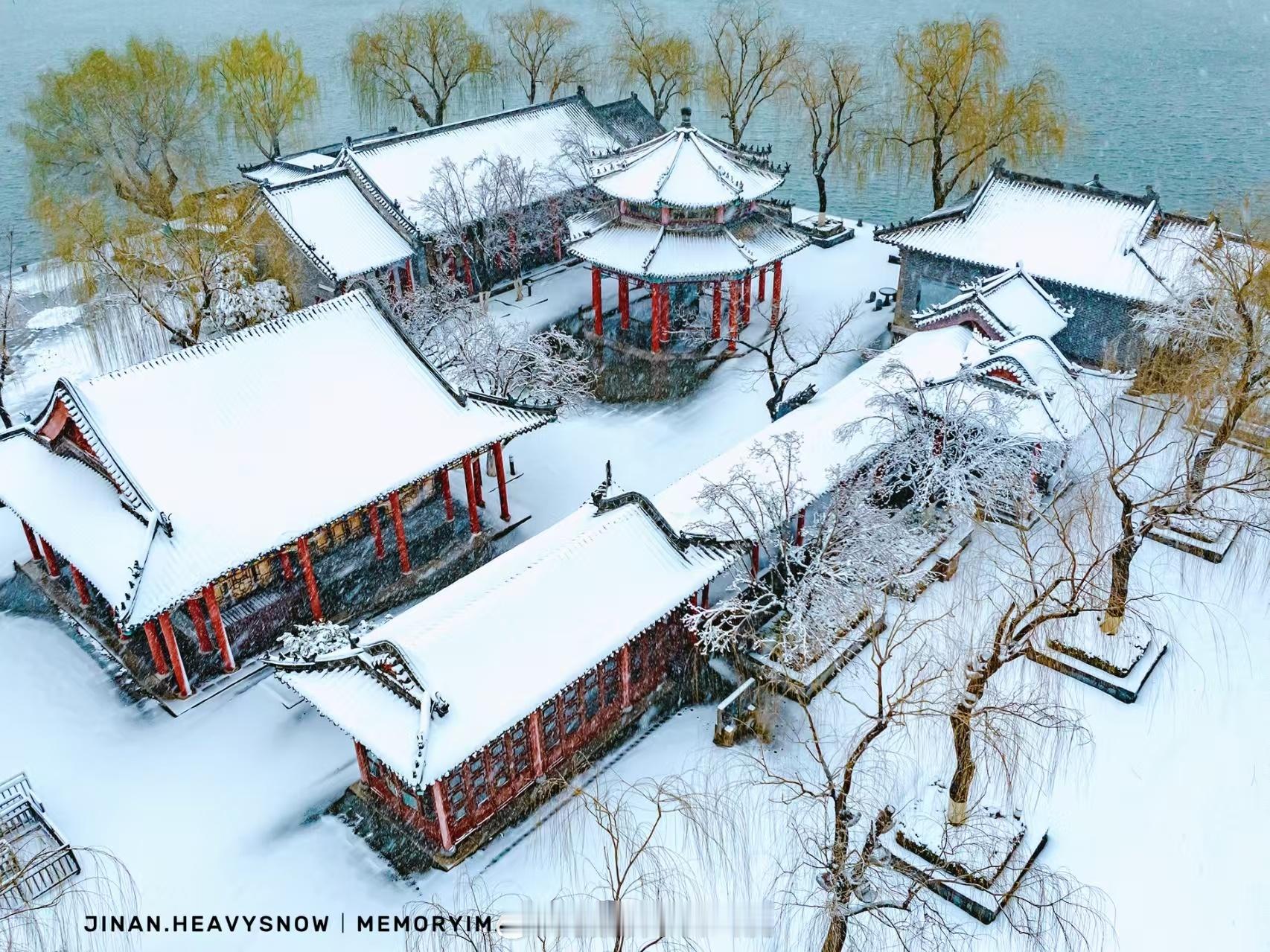 航拍济南大明湖雪景，可以欣赏到一幅幅绝美而动人的画面，让人流连忘返。无论是湖面、