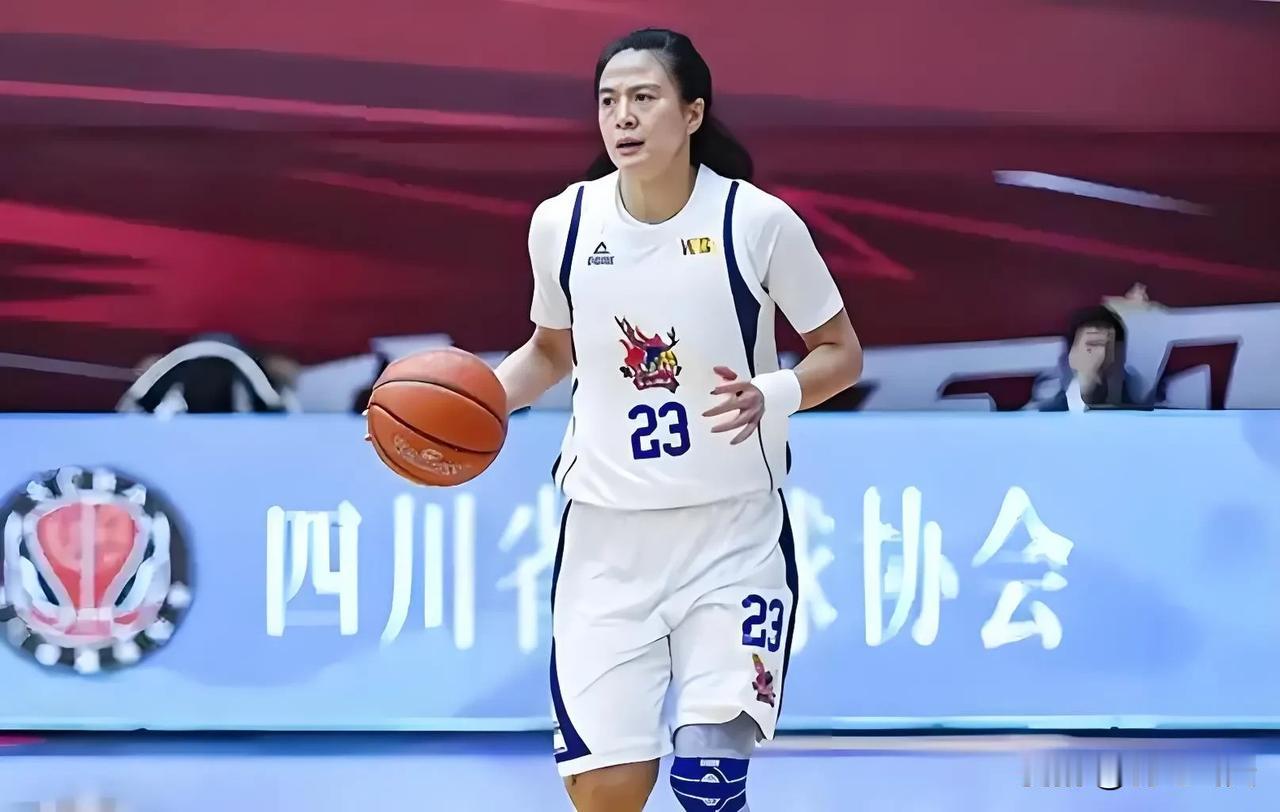 不老女神王丽丽越老越妖
32岁的王丽丽不仅代表中国女子三人篮球队在赛场上大杀四方