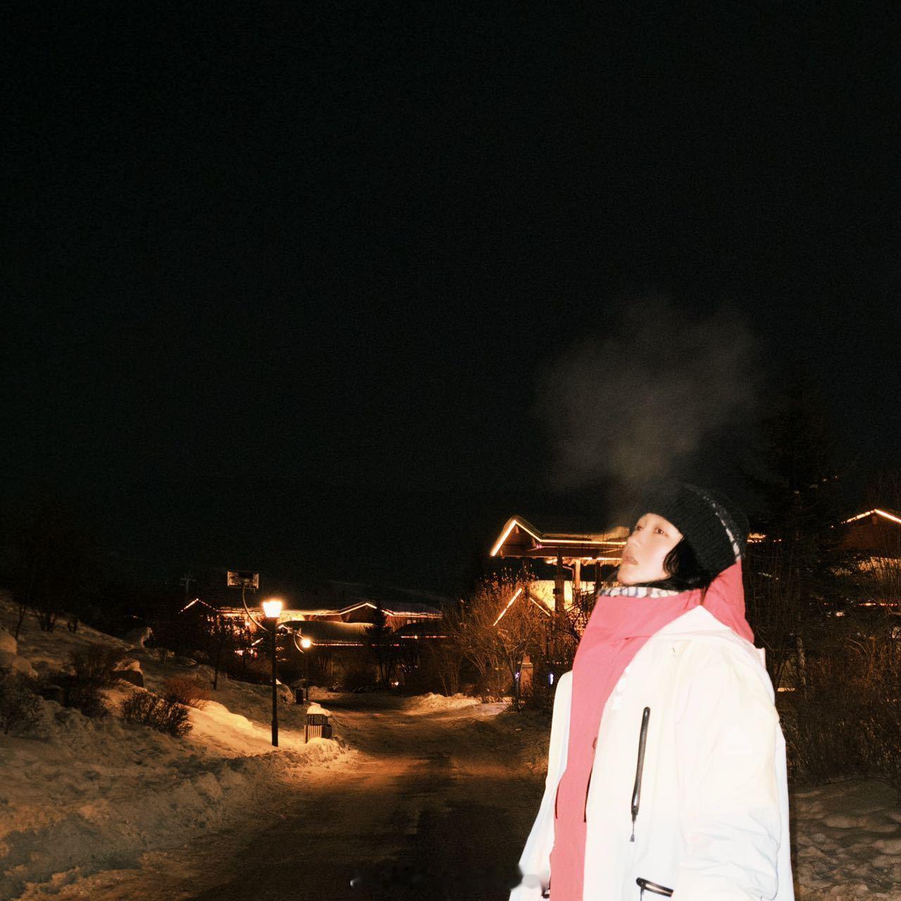 关晓彤东北零下二十几度的糖葫芦 捕捉到东北玩雪的关晓彤！素颜状态超绝，啃着糖葫芦