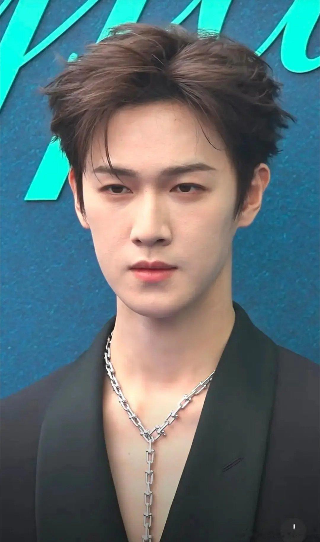 李昀锐96年的，王星越02年的，整整六岁年龄差，小林扛住了，状态好好啊。谁还敢说