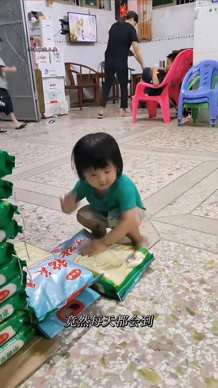 懂事的孩子。
你敢相信视频中这个才刚刚3岁的小女孩竟然每天都会到爸爸工作的地方帮