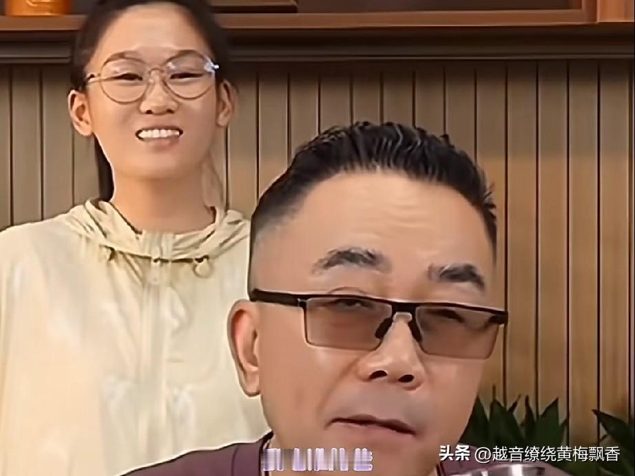 杨仪的直播间有人说；“你把你爸都榨干了”。杨仪理直气壮的回怼黑粉说：“凭嘛不把我
