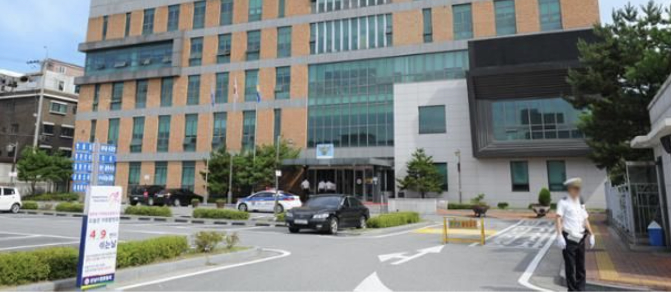 【#韩国女子街头裸身游荡牵出弑母案#！自称刺死80多岁母亲，“她让我过得很艰难”