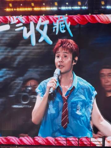 李荣浩出汗出成湿身诱惑又一次被李荣浩的敬业态度震撼到了，他在舞台上挥汗如雨的样子