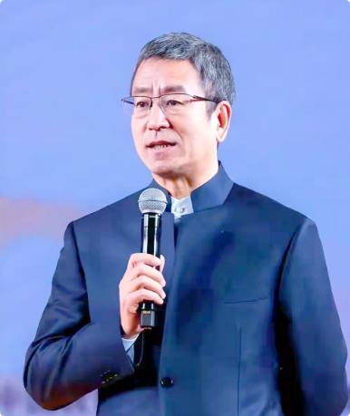 白岩松写给普通家庭孩子的五句话，点醒了无数人：
第一句话：不读书，你拿什么和别人