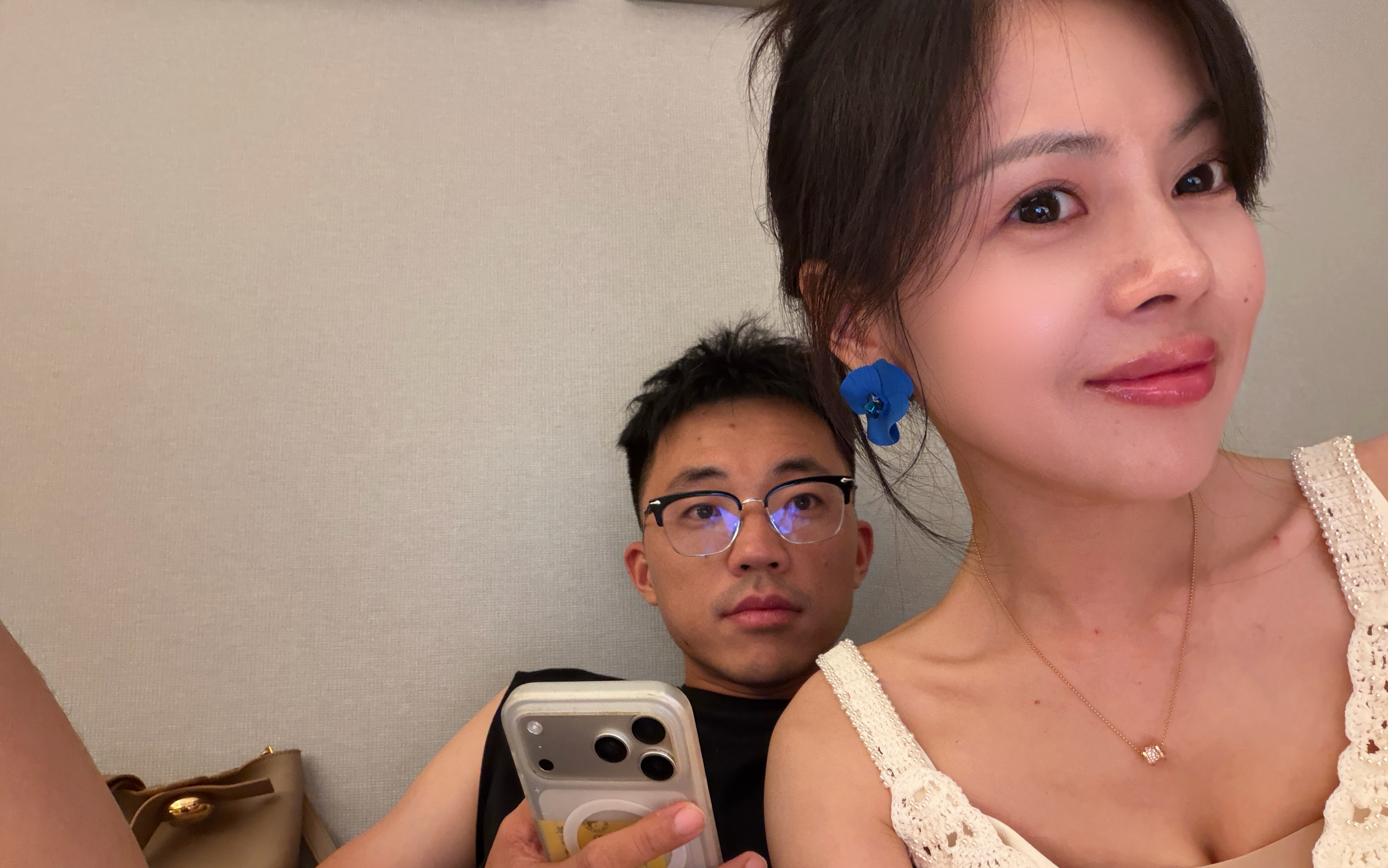 和我拍照，真的都不会笑的。眉毛之前问我的朋友，有需要朋友私聊我吧，我这个比较贵，