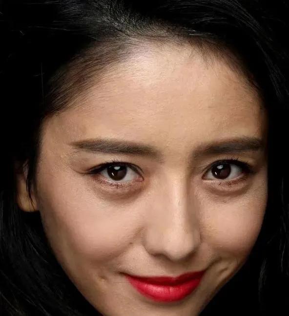 高清镜头下的佟丽娅的五官，颜值太惊艳，眼神很媚。
佟丽娅一直是娱乐中气质美女的典