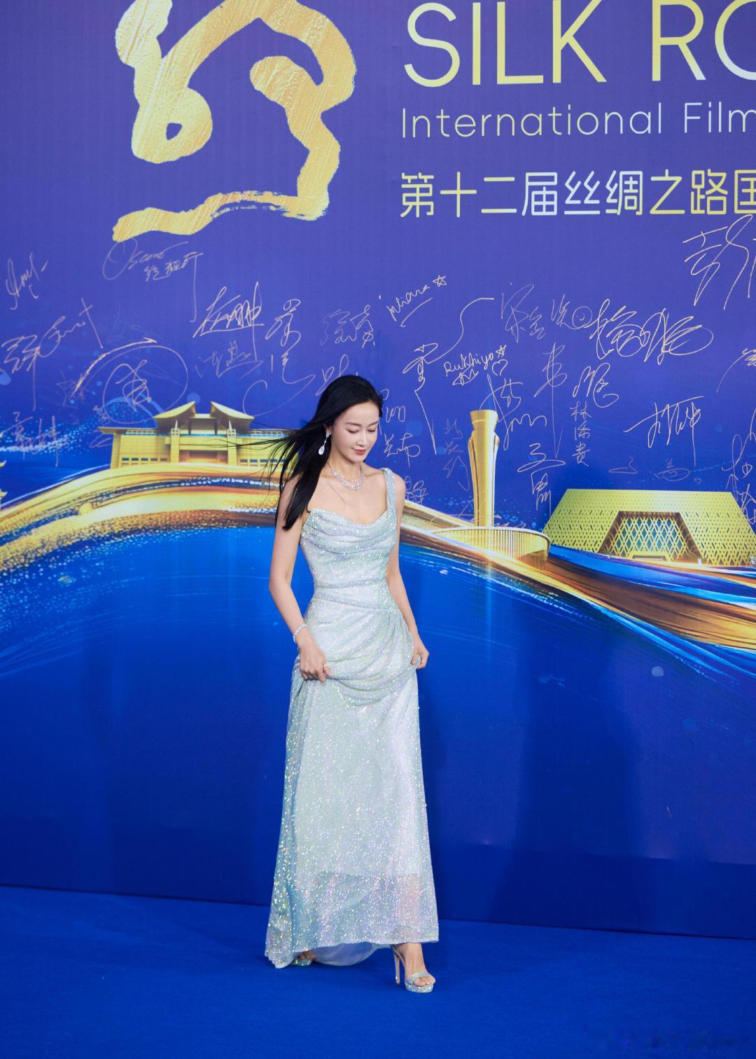 赵子琪维妮娜回归赵子琪维妮娜合唱自乘风浪 赵子琪维妮娜二公回归，与姐姐们合唱主题