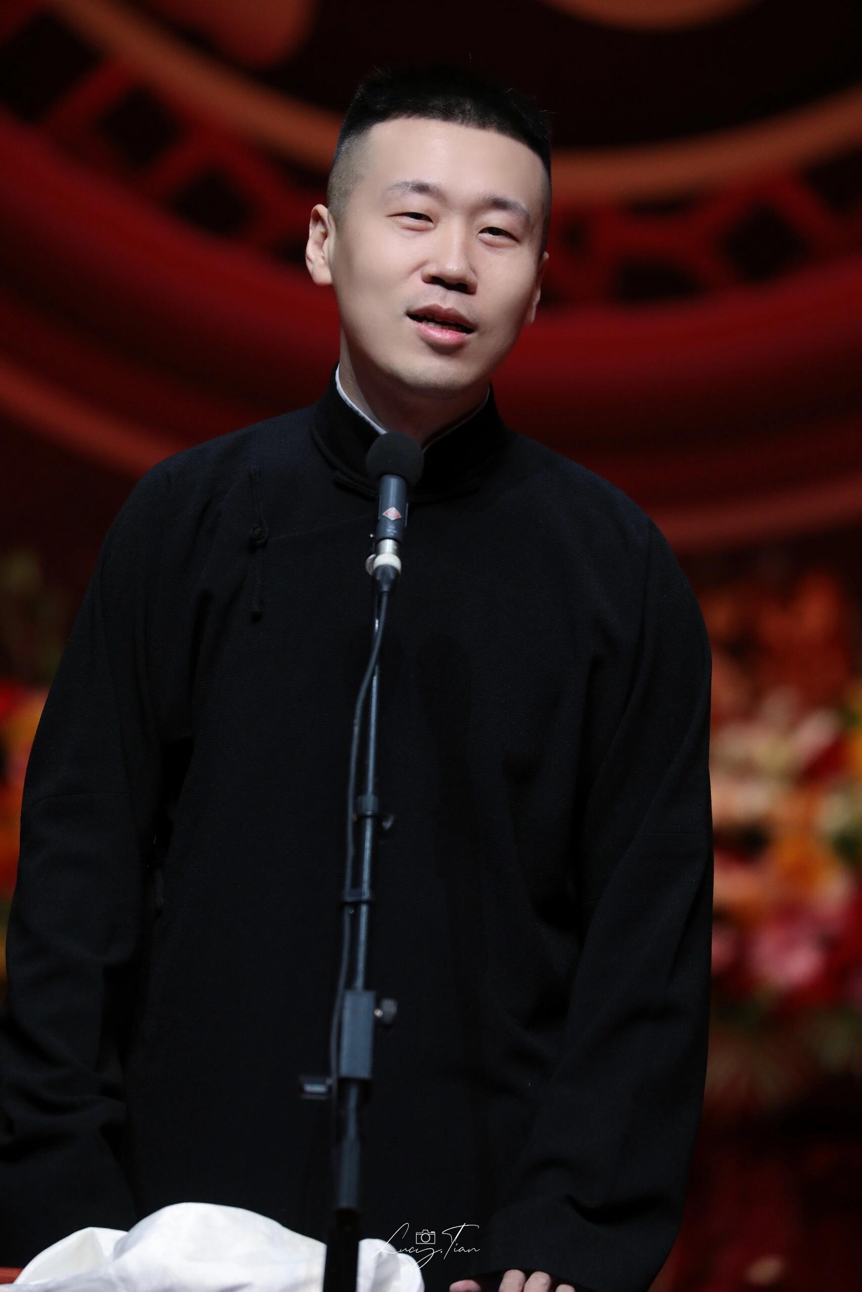 台上妙语连珠，台下静默如钟。杨九郎说郭德纲台下很安静杨九郎说德云社郭德纲反差最大