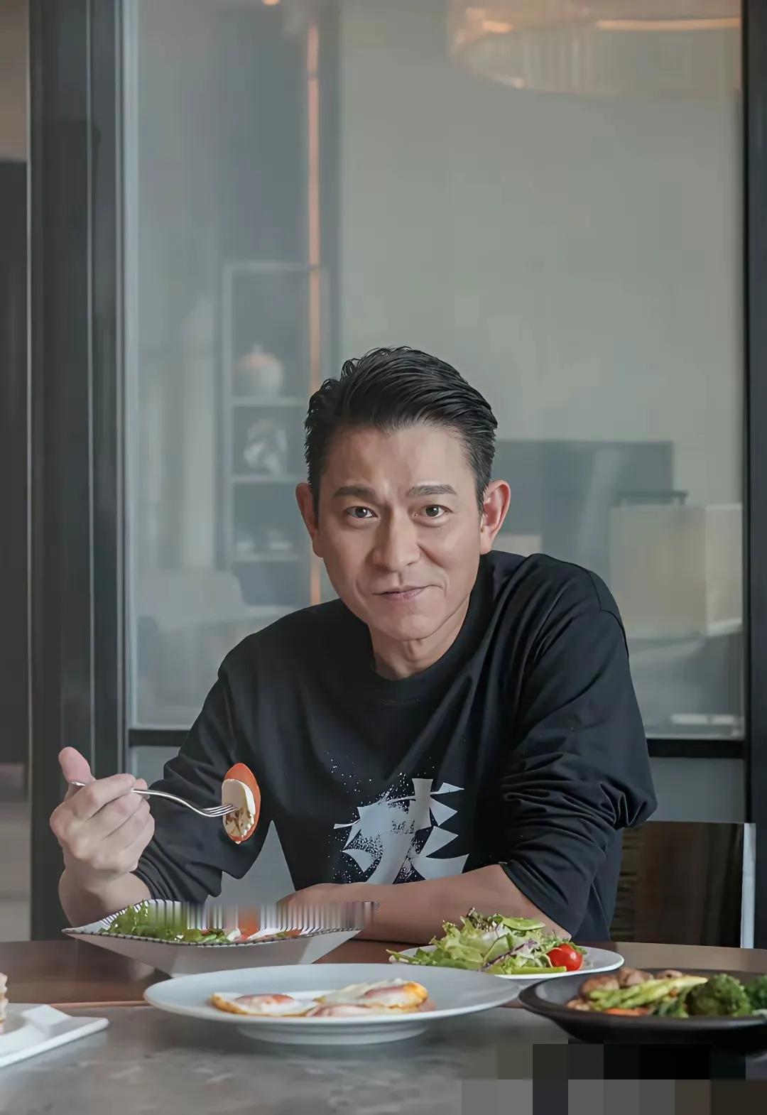 华仔这饭菜看着也太简单了，仔细看了看就是煎蛋还属于奢侈一点，其余的都是太清淡了吧
