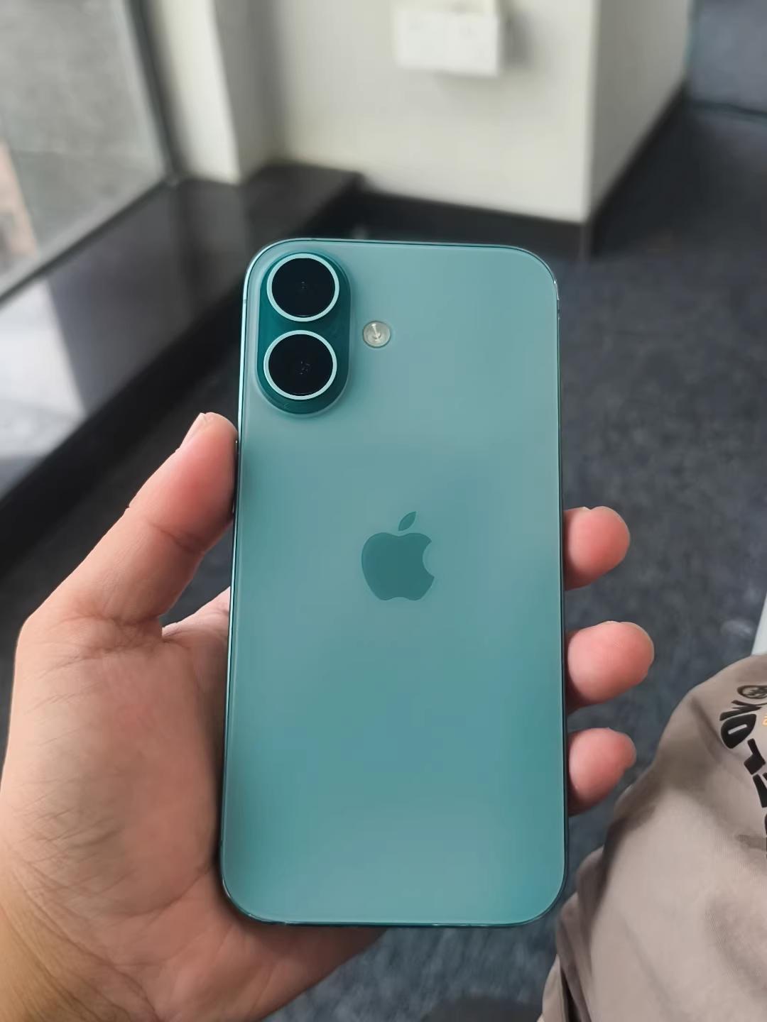 买iPhone基础款真不是智商税，五点理由

很多人吐槽买iPhone基础款的很
