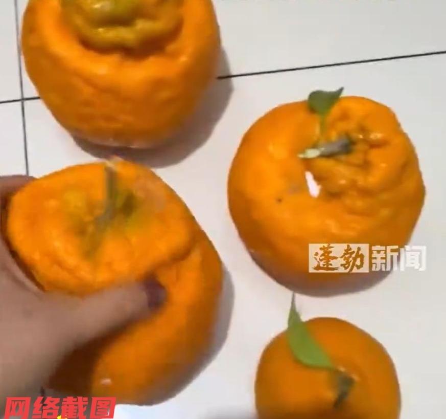 浙江有女子在网上购买了一箱粑粑柑。

本来女子心有期待，觉得自己这一次购买的耙耙