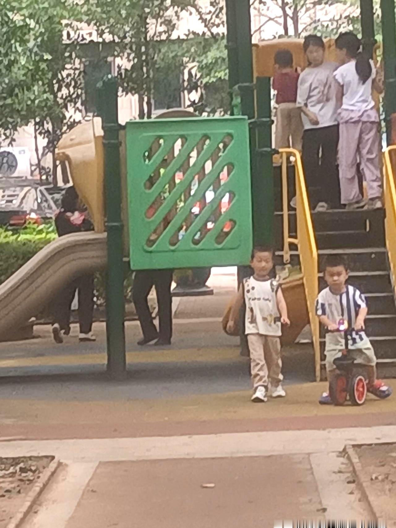 楼里那对国企夫妻，孩子才十岁，本来日子过得稳稳当当，谁能想到，风波竟是从“让妹妹