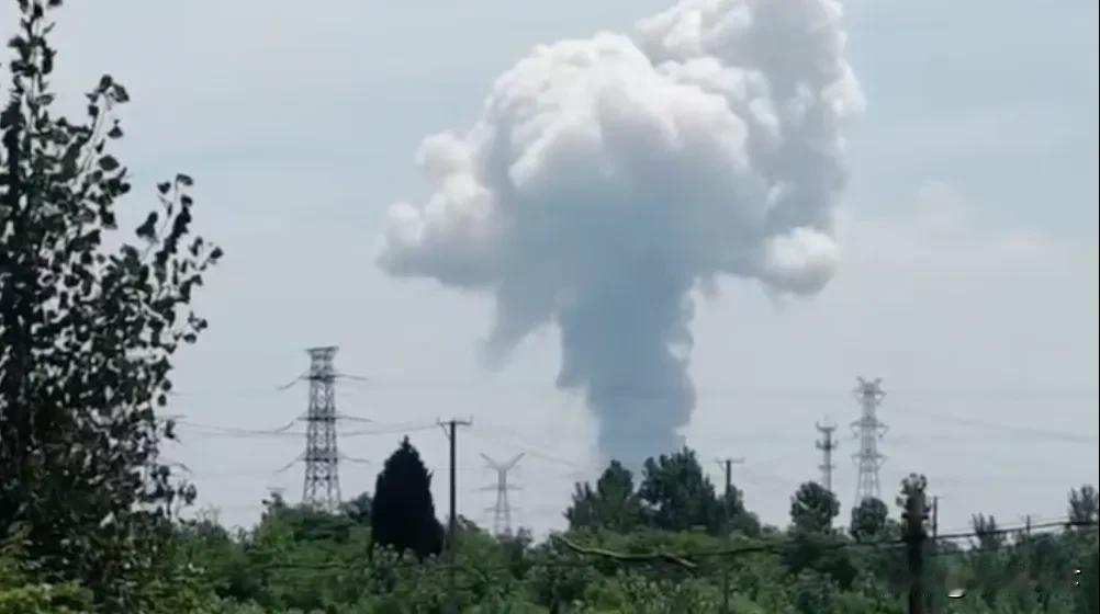江苏连云港集中销毁烟花爆竹，一声巨响竟然把隔壁市570多户村民的房子给震坏了，墙
