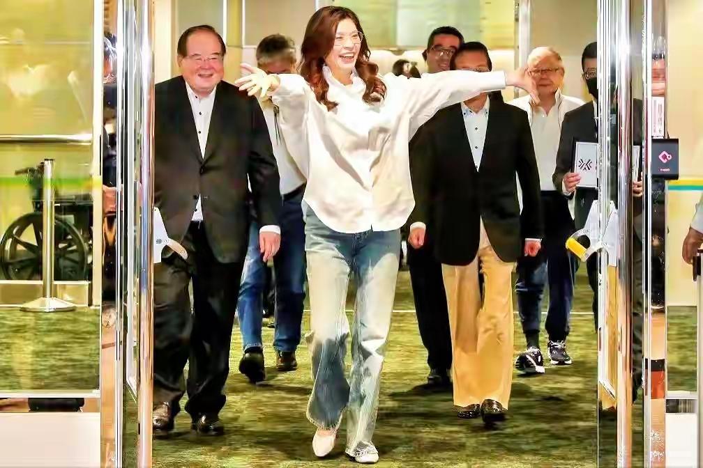 4 月 12 日，郑丽文结束了她的大陆参访行程返回台湾。几乎就在同一时刻，西太平