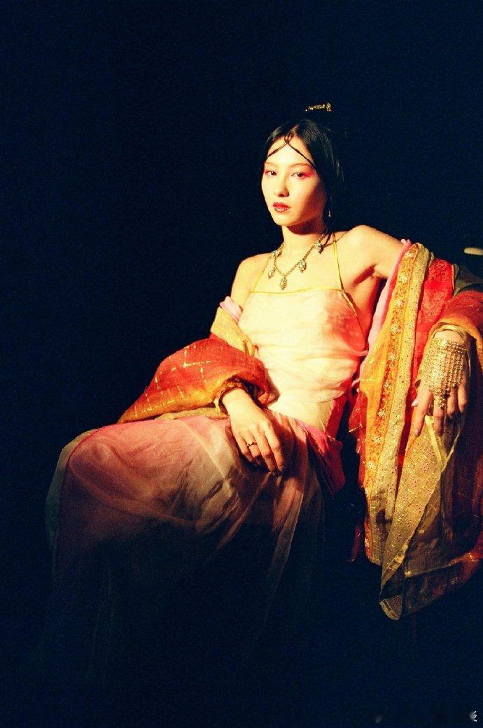 张柏芝《无极》定妆照，媚骨天成[鲜花] ​​​
