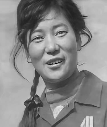 1982年，女民兵陶金兰挖沟铺管，一铁锹下去，白花花的大洋冒出来。她没往兜里塞，