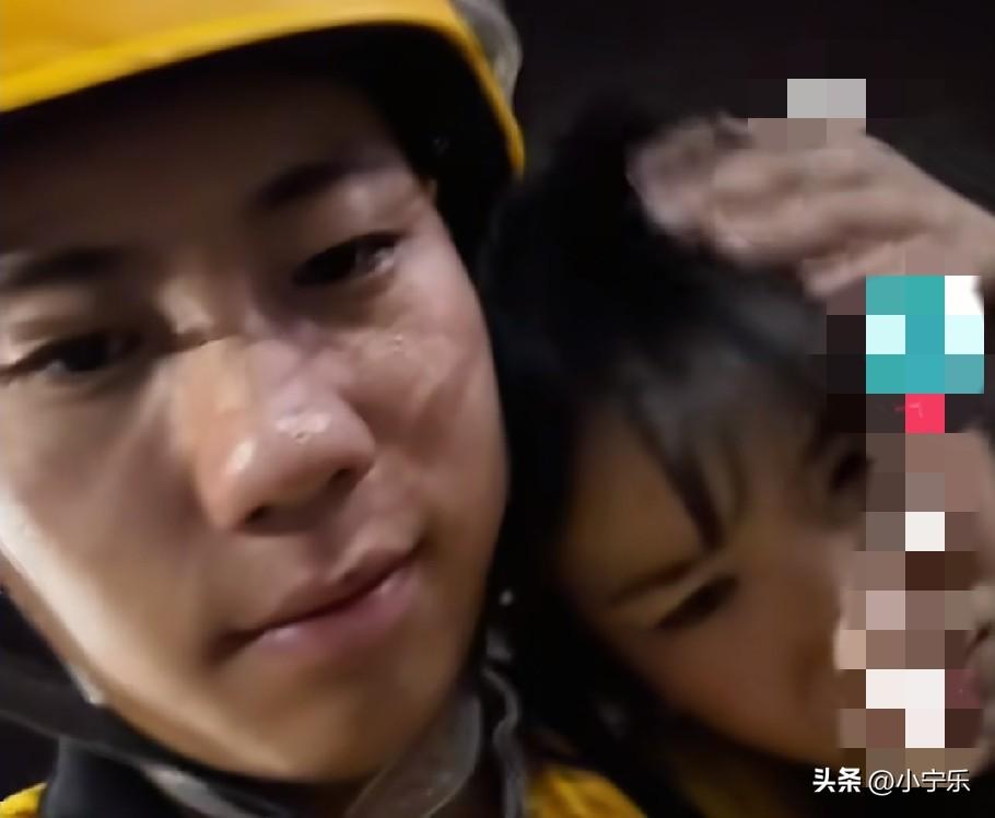 近日，河南一外卖小哥攒钱给女友订蛋糕，送给女友时，女友第一反应不是开心，而是心疼