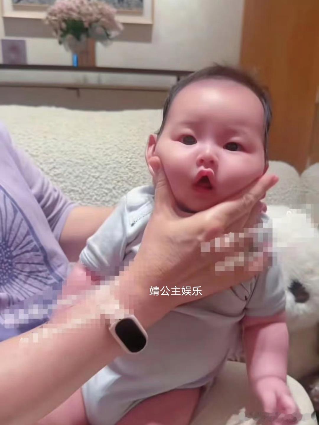 马筱梅大方晒出儿子汪宝儿的正脸照，大眼睛、高鼻梁、元宝嘴，肉嘟嘟的小拳头也特别可