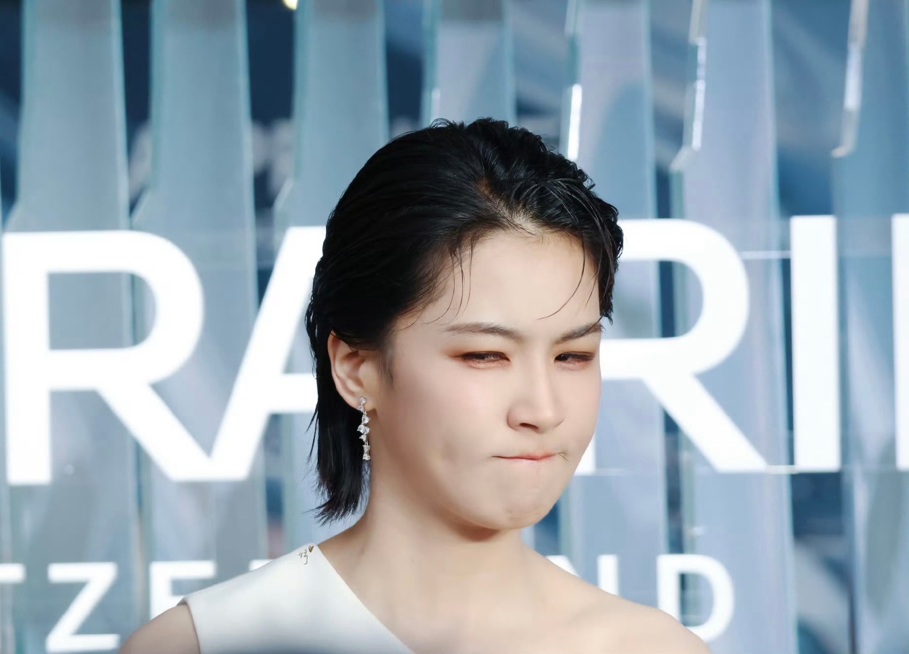 抿嘴的瞬间，俏皮可爱值直接拉满了。 