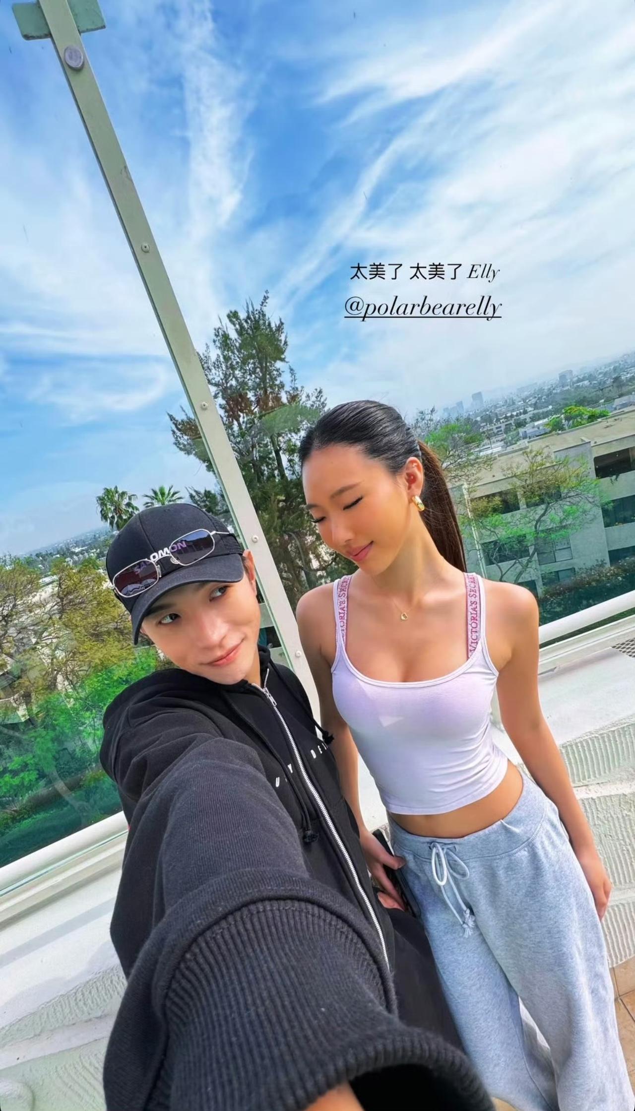 Elly分享与舞蹈老师翔翔的合照，开心写道：“妈妈快看～我也会跳舞啦～💃恰恰恰