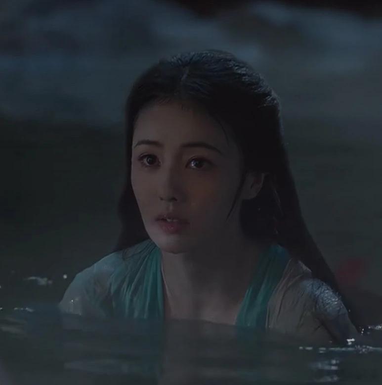 这么一看芬奶好像更适合拍悬疑片 